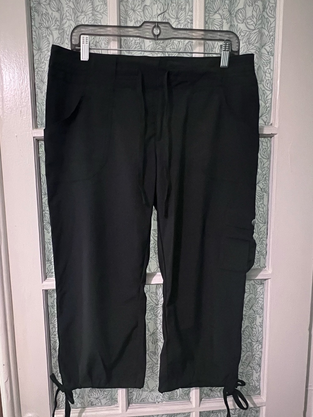 ALO Yoga Black Cargo Capris with Drawstring Hems